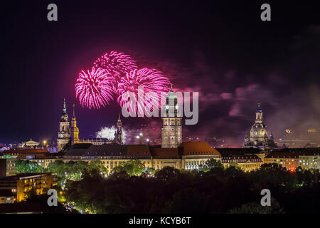 Luftaufnahme auf Feuerwerk erhellt den alten Teil der Stadt mit der Kirche Unserer Lieben Frau Stockfoto