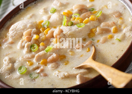 Weiß Chili Huhn mit Bohnen, Mais und Gewürze close-up in eine Schüssel. Horizontale Stockfoto