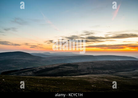 Sonnenuntergang über der Brecon Beacons, Pen Y Fan, Gebirge, Wales UK Stockfoto