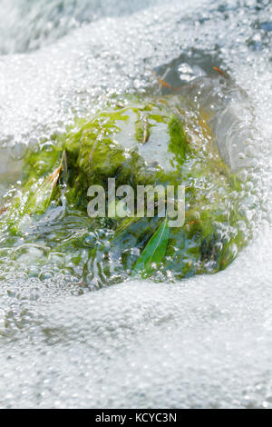 Wasser torrent in Wasserfall in den Felsen brechen Stockfoto