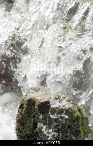 Wasser torrent in Wasserfall in den Felsen brechen Stockfoto