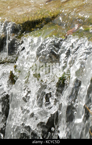 Wasser torrent in Wasserfall in den Felsen brechen Stockfoto