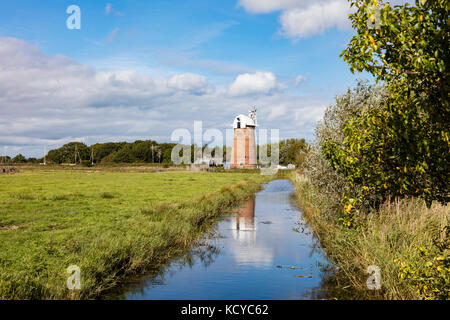 Horsey Mill Norfolk an einem sonnigen Herbsttag, ein Deich wider, die großsegel fehlt für die Sanierung sind, Großbritannien Stockfoto