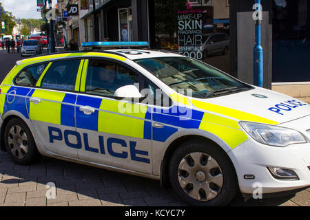 Eine PSNI Polizei Streifenwagen Kreuzfahrt die Fußgängerzone in der Diamond in Coleraine, Nordirland Stockfoto