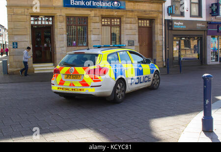 Eine PSNI Polizei Streifenwagen Kreuzfahrt die Fußgängerzone in der Diamond in Coleraine, Nordirland Stockfoto