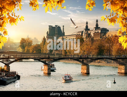 Blick auf die Pont des Arts in Paris bei Sonnenuntergang, Frankreich Stockfoto