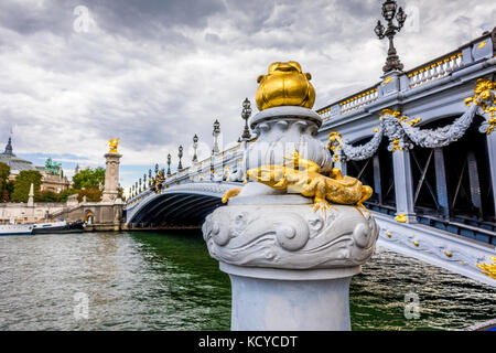 Der Pont Alexandre II mit dem Grand Palais in der Ferne in Paris, Frankreich Stockfoto