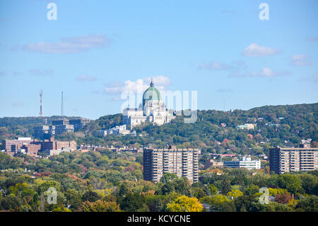 Saint Joseph's Oratory, Mount Royal in Montreal ist Kanadas größte Kirche hinter dem blühenden orange Canna (canna Lilie). Stockfoto