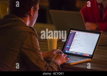 Der Mensch arbeitet am Laptop Stockfoto