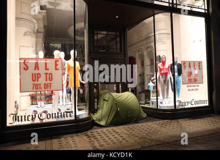 Regents Street Zelt für Rough sleeper in Tür Juicy Couture Stockfoto
