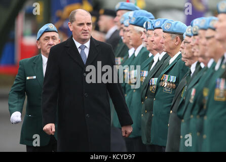 Verteidigungsminister Paul Keogh überprüft Linien von pensionierten UN-Friedenstruppen während einer Zeremonie zur Ehre und zum Gedenken an ehemalige Militärangehörende und Frauen und ihre Familien im Curragh Camp in Kildare. Stockfoto