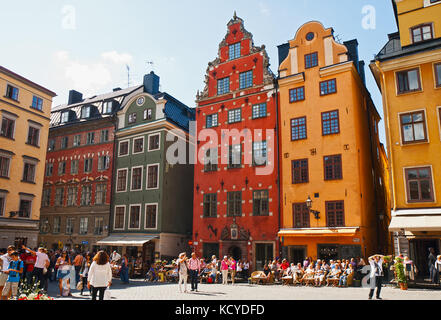 Stockholm - August 18, 2011 - mittelalterliche Platz Stortorget in Stockholm, Schweden. Touristen, die die Sehenswürdigkeiten von Stockholm und im Café im Freien entspannen Stockfoto