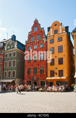 Stockholm - August 18, 2011 - mittelalterliche Platz Stortorget in Stockholm, Schweden. Touristen, die die Sehenswürdigkeiten von Stockholm und im Café im Freien entspannen Stockfoto