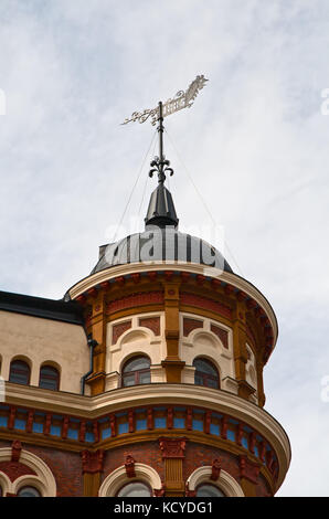 Revolver mit einer Wetterfahne auf dem alten Haus in Helsinki Stockfoto