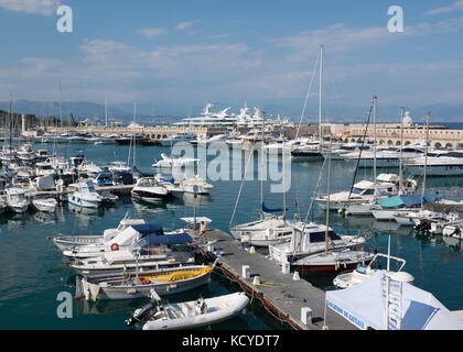 Boote, die in der Marina von Port Vauban in Antibes, Cote d'Azur, Provence-Alpes-Cote d'Azur, Frankreich vor Anker gebracht werden. Stockfoto