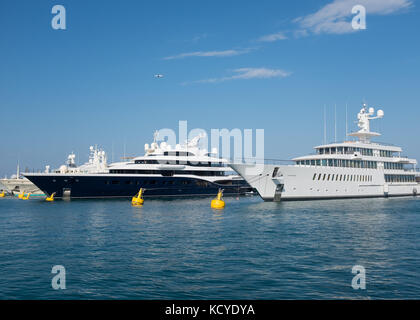 Luxus-Superyachten in Port Vauban, Antibes, Cote d'Azur, Provence-Alpes-Cote d'Azur, Frankreich. Stockfoto