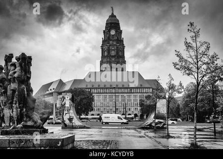 Blick auf die Stadt Dresden im Osten Deutschlands auf einen stürmischen Herbst Oktober Tag der kreuzkirche Stockfoto