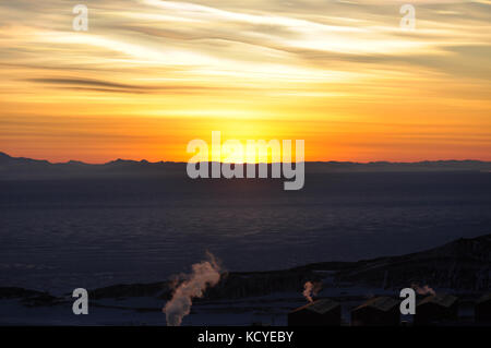 Sonne über dem Eis auf Ross Island Der mcmurdo Station Stockfoto