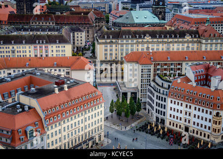 Blick auf die Stadt Dresden im Osten Deutschlands auf einen stürmischen Herbst Oktober Tag mit dem Steigenberger Hotel im Vordergrund. Stockfoto