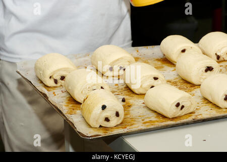 Die Vorbereitung der viennoiserie Pain au Chocolat Stockfoto