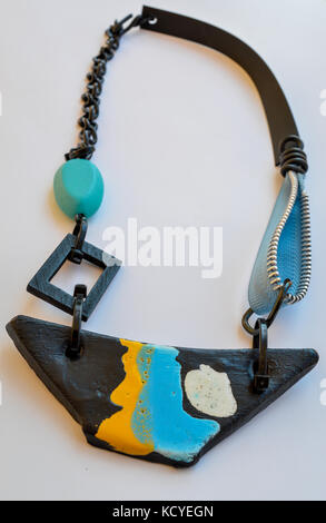 Handgefertigten Schmuck, Kette aus verschiedenen Formen und Materialien, die vom Meer inspiriert. Boot geformten Anhänger Stockfoto