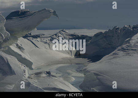 Druck Kanten auf der Ross Insel Ice Shelf während des Tages Stockfoto