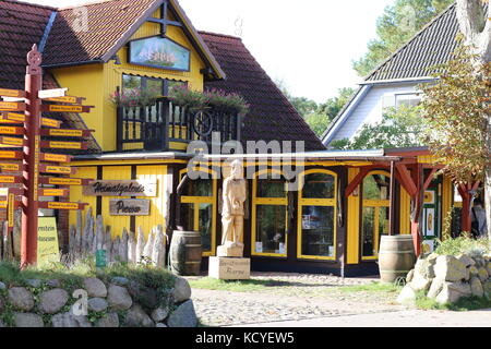 Prerow, Deutschland - Oktober 8, 2017: Bernstein Museum in Prerow. Bernstein Schmuck wird hier hergestellt. Stockfoto