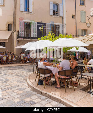 In Lourmarin, Provence, Frankreich - Lourmarin, einem Dorf in der Landschaft von Luberon, Region Vaucluse. Stockfoto