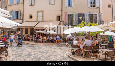 In Lourmarin, Provence, Frankreich - Lourmarin, einem Dorf in der Landschaft von Luberon, Region Vaucluse. Stockfoto