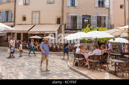 In Lourmarin, Provence, Frankreich - Lourmarin, einem Dorf in der Landschaft von Luberon, Region Vaucluse. Stockfoto