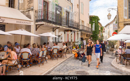 In Lourmarin, Provence, Frankreich - Lourmarin, einem Dorf in der Landschaft von Luberon, Region Vaucluse. Stockfoto