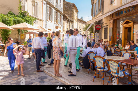 In Lourmarin, Provence, Frankreich - Menschen im Cafe Gaby, in Lourmarin, einem Dorf in der Landschaft von Luberon, Region Vaucluse. Stockfoto