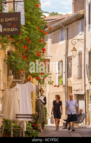 In Lourmarin, Provence, Frankreich - Paar Spaziergänge durch Geschäfte in Lourmarin, einem Dorf in der Landschaft von Luberon, Region Vaucluse. Stockfoto