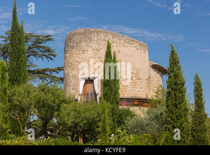 In Lourmarin, Provence, Frankreich - Gebäude aus Stein in Lourmarin, einem Dorf in der Landschaft von Luberon, Region Vaucluse. Stockfoto