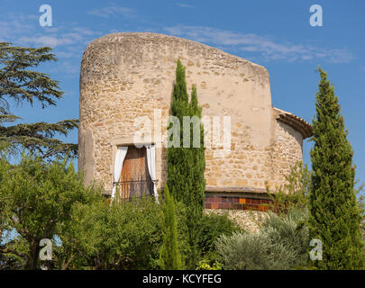 In Lourmarin, Provence, Frankreich - Gebäude aus Stein in Lourmarin, einem Dorf in der Landschaft von Luberon, Region Vaucluse. Stockfoto