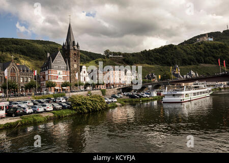 Die Stadt Bernkastel-Kues, Mosel, Deutschland. Vom Fluss Boot fotografiert. Zeigt den Fluss cruiser Europa. Stockfoto