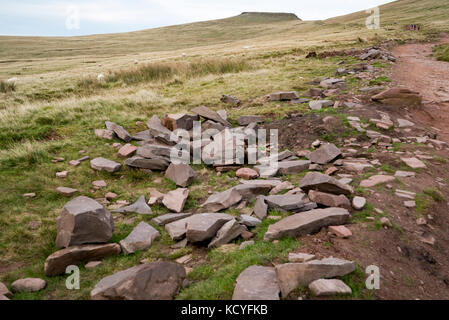 Mit Blick auf die walisische Landschaft bei Sonnenuntergang von Pen y Fan Stockfoto