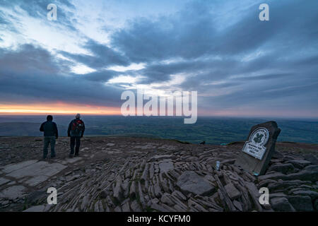 Mit Blick auf die walisische Landschaft bei Sonnenuntergang von Pen y Fan Stockfoto