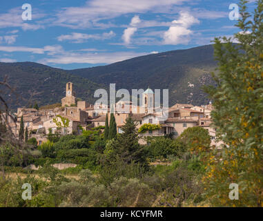 In Lourmarin, Provence, Frankreich - Lourmarin, einem Dorf in der Landschaft von Luberon, Region Vaucluse. Stockfoto