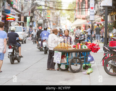 Saigon, Vietnam - Juni 2017: Frau verkaufen Obst auf der Straße, Saigon, Vietnam. Stockfoto