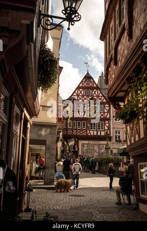 Die engen Gassen und Fachwerkhaus Gebäude in der Stadt Bernkastel-Kues, Mosel, Deutschland Stockfoto