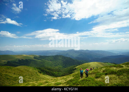 Gruppe von bergfreunde Wanderungen die grohotis Bergkette auf markierten Wanderwegen und durch einen Wald, Teil der tiefen Wildnis. Stockfoto