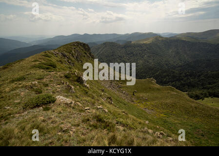 Gruppe von bergfreunde Wanderungen die grohotis Bergkette auf markierten Wanderwegen und durch einen Wald, Teil der tiefen Wildnis. Stockfoto