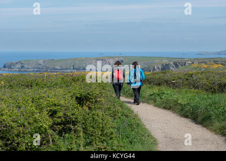 Zwei Frauen gehen entlang des South West Coast Path in der Nähe von Tintagel in Cornwall, England, Großbritannien Stockfoto