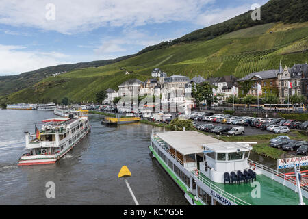 Die Stadt Bernkastel-Kues, Mosel, Deutschland mit den Schiffen auf der Mosel Riverriverside Verankerung Stockfoto
