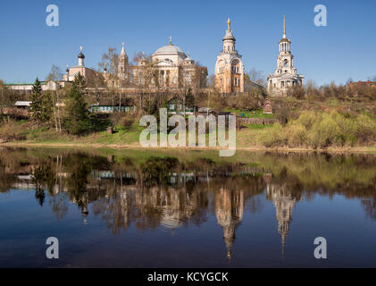 Boris und gleb Kloster ist im Wasser des Flusses tvertsa wider. torschok, Russland Stockfoto