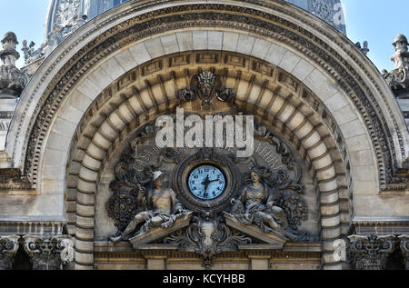 Bukarest, Rumänien, 13. September 2017. Die alte Architektur Detail der kek Bank der Innenstadt von Bukarest auf Sieg Straße in der Altstadt von Bukarest, Rumänien Stockfoto