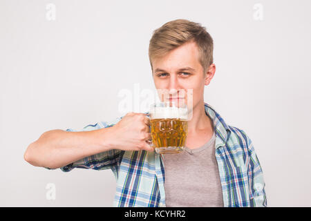 Mann trinkt Bier. gutaussehenden jungen Mann, trinken Bier Pint auf weißem Hintergrund Stockfoto