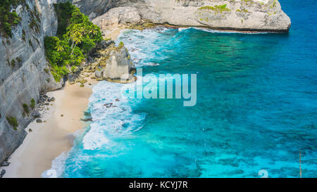 Schöner Rock im Ozean auf Atuh Strand, Nusa Penida, Bali, Indonesien Stockfoto