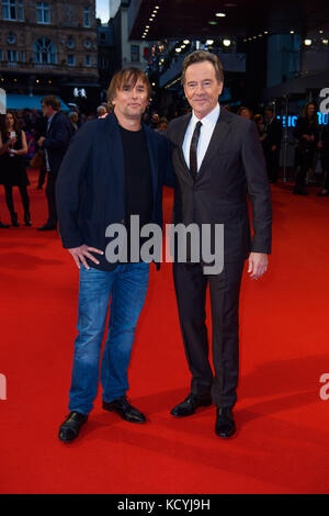 Bryan Cranston und Richard Linklater nahmen an der Premiere von Last Flag Flying im Rahmen des BFI London Film Festival im Odeon-Kino am Leicester Square, London, Teil. DRÜCKEN SIE VERBANDSFOTO. Bilddatum: Sonntag, 8. Oktober 2016. Bildnachweis sollte lauten: Matt Crossick/PA Wire Stockfoto